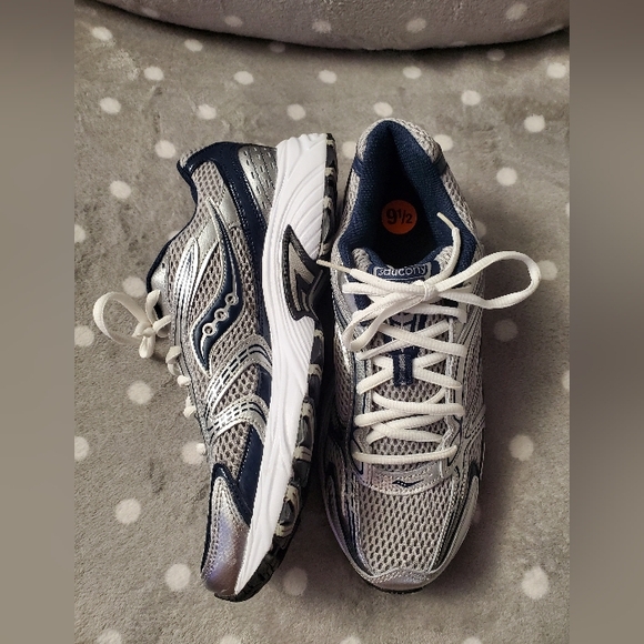 Men's size 9.5 Saucony Runners - Picture 6 of 13